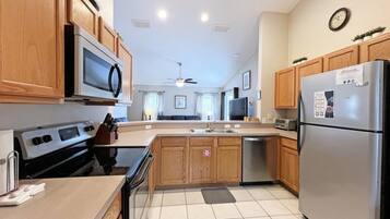 House, 4 Bedrooms | Private kitchen