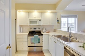 Réfrigérateur, micro-ondes, plaque de cuisson, lave-vaisselle