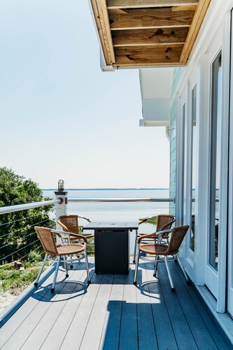 Waterfront with spectacular views, peaceful and private duplex, fishermens dream