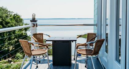 Waterfront with spectacular views, peaceful and private duplex, fishermens dream