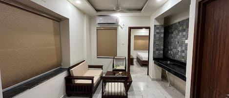 Signature Suite, 1 Bedroom, Private Bathroom | Living area