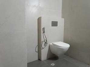 시그니처 스위트, 침실 1개, 전용 욕실 | 욕실 | 샤워 시설, 무료 세면용품, 타월, 비누