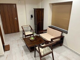 Suíte com design assinado, 1 quarto, banheiro privativo | Área de estar | TV LED 43 polegadas com canais via satélite, TV