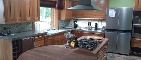 Réfrigérateur, four à micro-ondes, un four, surface de cuisson