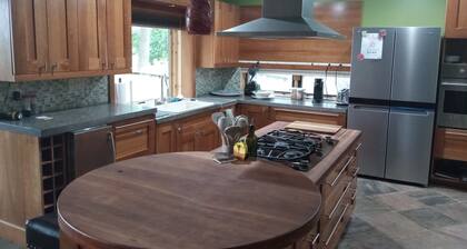 LAKE HOUSE LUXURY WITH
PANORAMIC VIEWS OF THE WATERFRONT
300FT DOCK