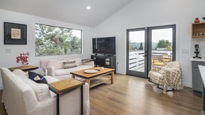 TV, streaming services, offices - Lovely 3BR Retreat Home in Highland Park (Los Angeles)