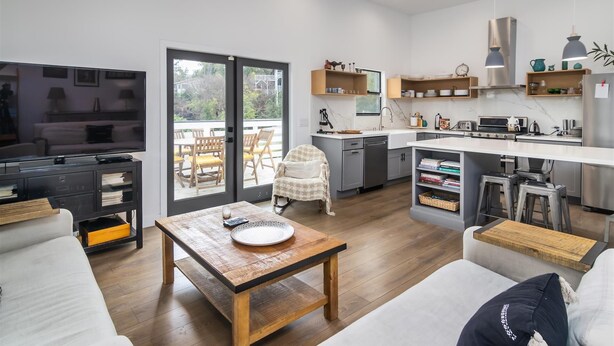 TV, streaming services, offices - Lovely 3BR Retreat Home in Highland Park (Los Angeles)