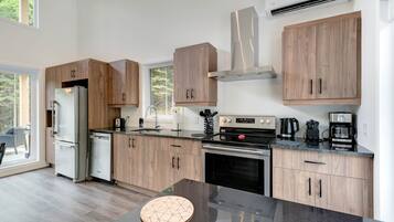 Geladeira, micro-ondas, fogĂŁo, cooktop