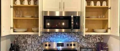 Refrigerador, microondas, horno y parrilla de estufa