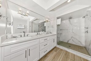 Bathtub, hair dryer - Luxury Beachfront Villa - Sand Suite (Carlsbad)