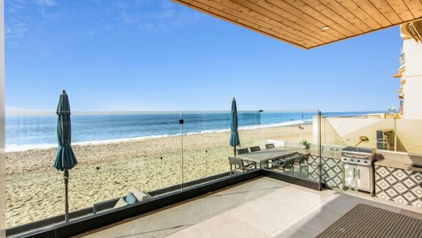 Un balcone con vista sulla spiaggia e sull'oceano.