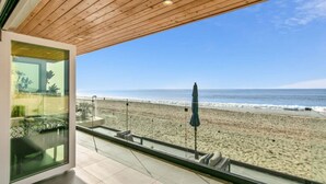 Un balcone con vista sulla spiaggia e sull'oceano.