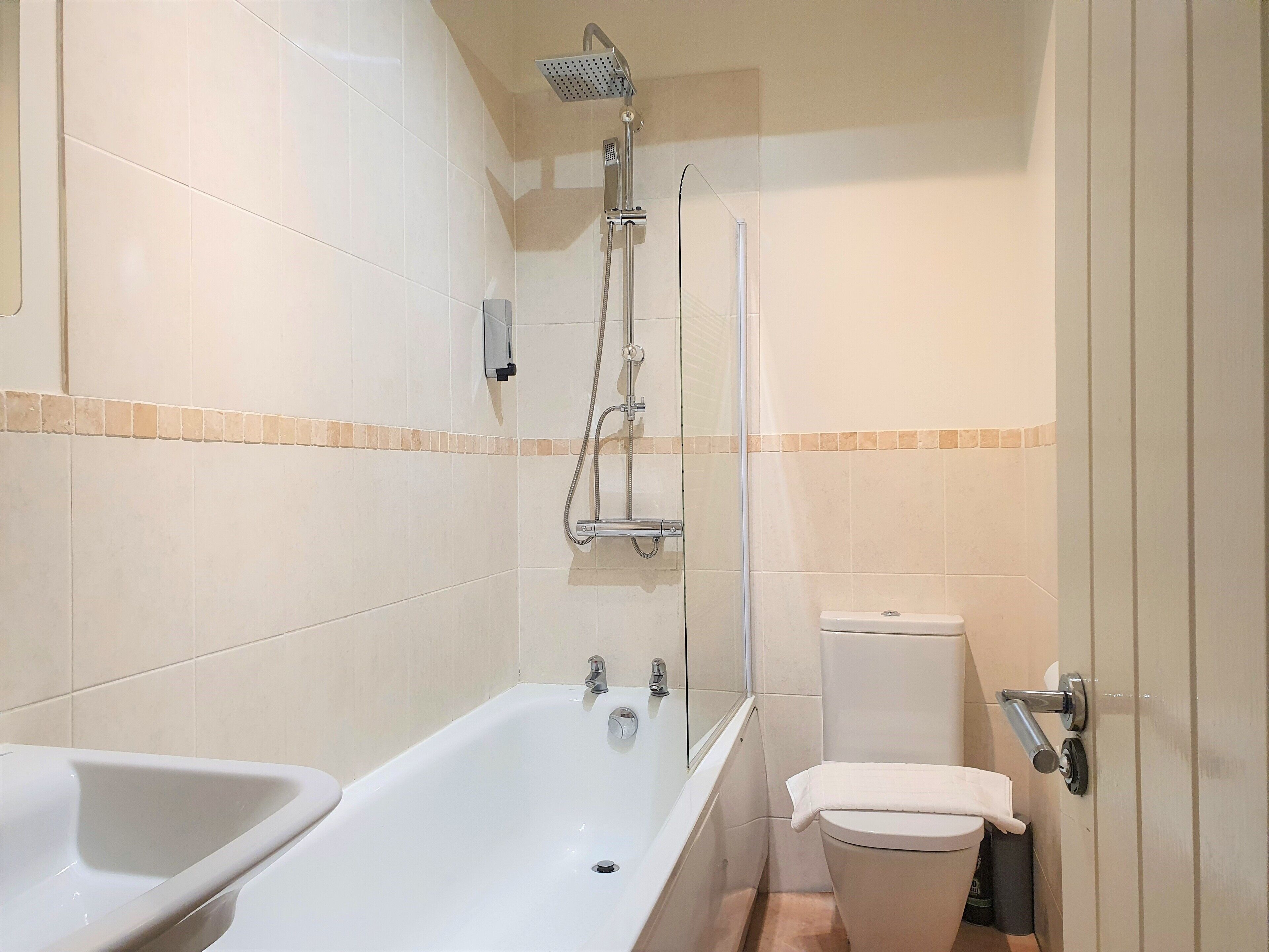 Apartamento clásico | Baño | Ducha y bañera combinadas, toallas y papel higiénico