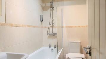 Classic Apartment | Bathroom | Combined shower/tub, towels, toilet paper