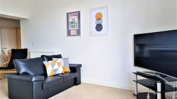 Standard-Apartment | Wohnbereich | 50-Zoll-Smart-TV mit Digitalempfang, Fernseher, Netflix