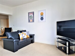 Căn hộ Tiêu chuẩn | Khu phòng khách | Smart TV 50-inch có truyền hình kỹ thuật số, TV, Netflix 