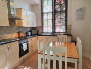 Classic Apartment | Private kitchen | Full-sized fridge, microwave, oven, stovetop - Wessex Court Central Apartments (Swindon)