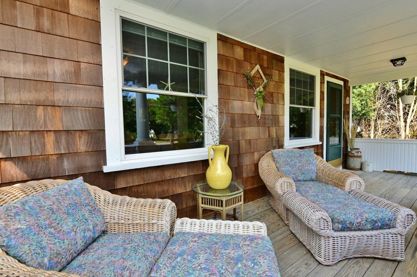 1 min from Beach! Family-friendly antiqued house w/ backyard movie area