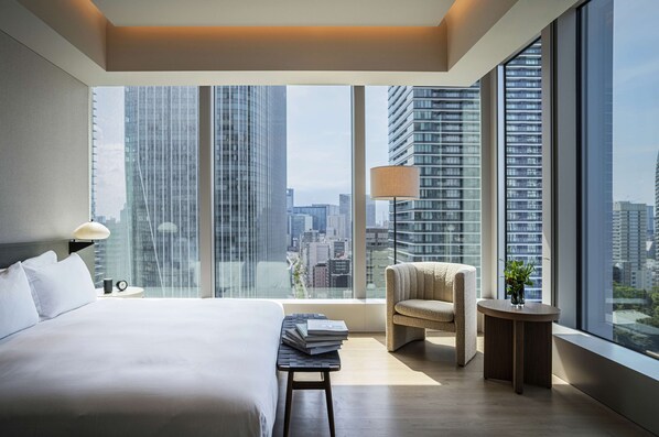 全景套房, 1 张特大床, 转角 (Tower View) | 免费迷你吧物品、客房内保险箱、办公桌、笔记本电脑工作区