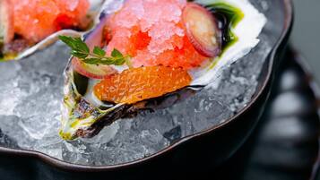 Un plat de fruits de mer servi sur un lit de glace.