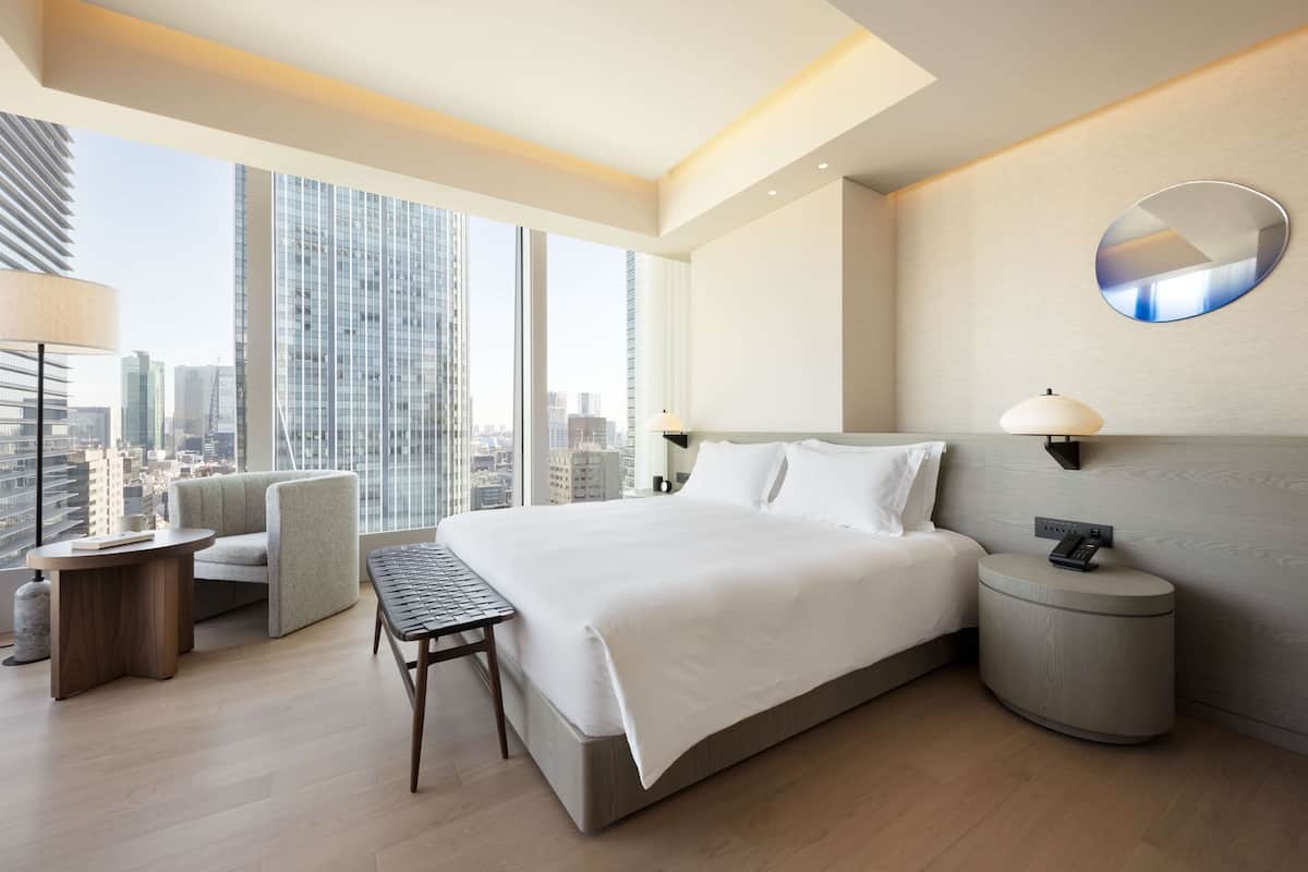 Suite Deluxe, 1 letto king, vista città, ad angolo | 1 camera, minibar (con alcuni snack e alcune bevande gratis)