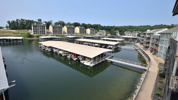 Un puerto deportivo con varias embarcaciones amarradas y un cobertizo para barcos.