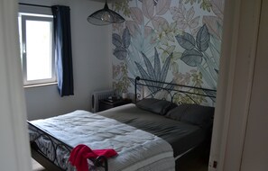 2 bedrooms, iron/ironing board, travel cot, free WiFi