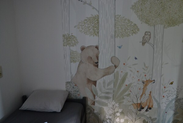 2 bedrooms, iron/ironing board, travel cot, free WiFi