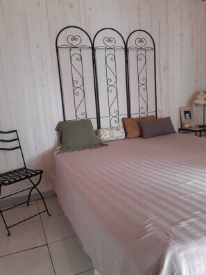 3 chambres, accès à Internet, literie fournie