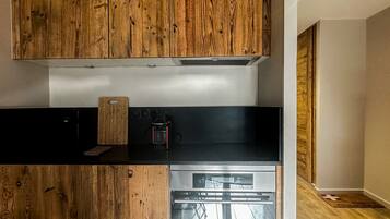 Kjøleskap, ovn, oppvaskmaskin og kaffetrakter/tekoker