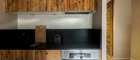 Fridge, oven, dishwasher, coffee/tea maker