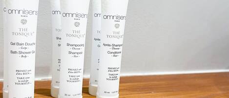 Bañera, secador de pelo, toallas, jabón