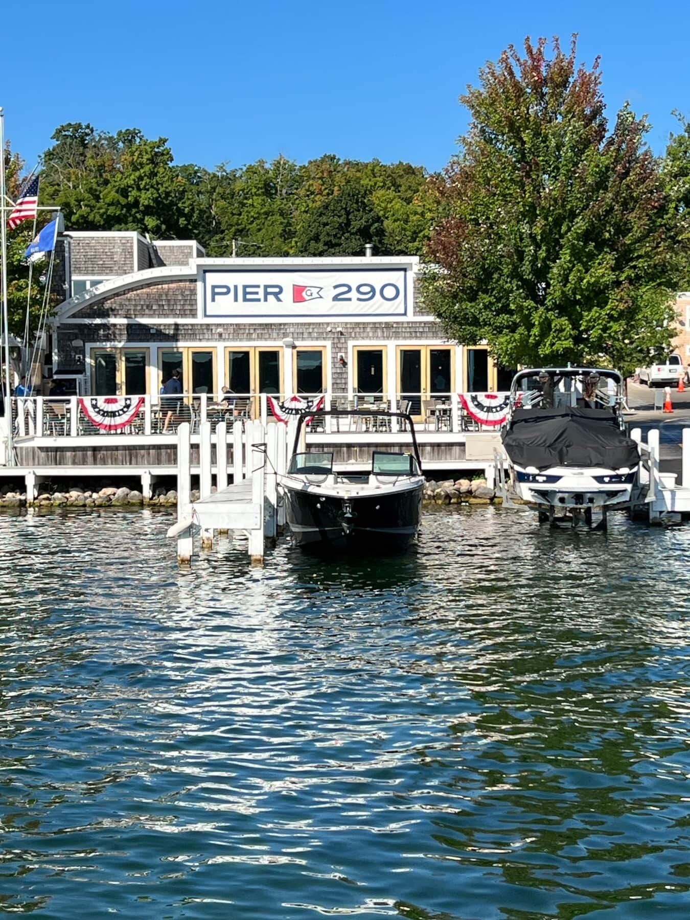 Une jetée avec un bateau amarré devant un bâtiment portant l’inscription « JETÉE 290 ».