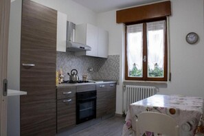 Fridge, oven, stovetop, dishwasher - La tana 3 minutes from Lake Endine 7 minutes from Lake Iseo cozy apartment (Piangaiano)