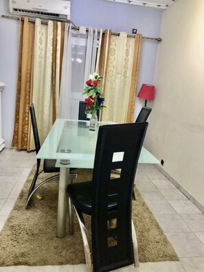 Dining - Appartement Meublé (Douala)
