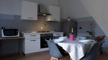 Frigorifero, microonde, forno, piano cottura