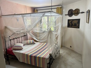 4 bedrooms, desk, iron/ironing board, free WiFi
