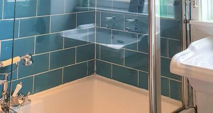 Large 5 Bedroom House Terrace Parking