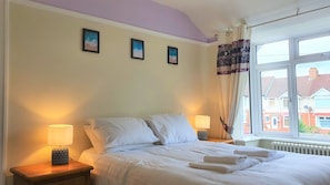 Family House | Desk, iron/ironing board, free WiFi - Large 5 Bedroom House Terrace Parking (Swindon)