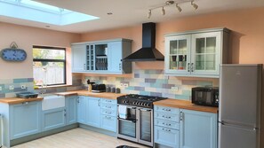 Family House | Private kitchen | Full-size fridge, microwave, oven, stovetop - Large 5 Bedroom House Terrace Parking (Swindon)