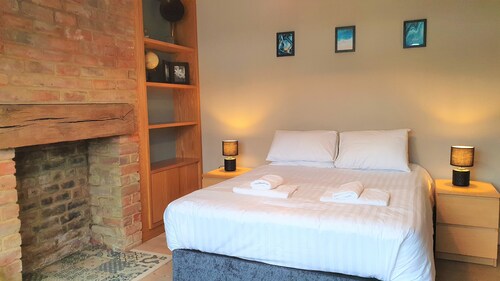 Large 5 Bedroom House Terrace Parking