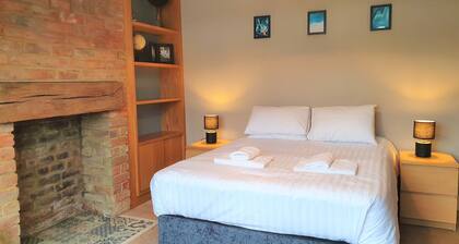 Large 5 Bedroom House Terrace Parking