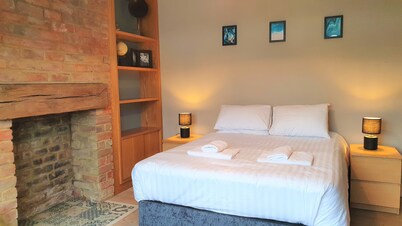 Large 5 Bedroom House Terrace Parking