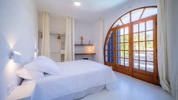 5 bedrooms, iron/ironing board, travel crib, internet
