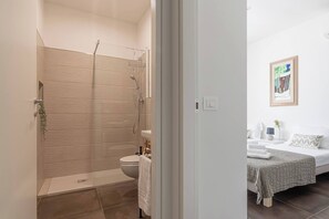Douche, séchoir à cheveux, serviettes fournies, savon