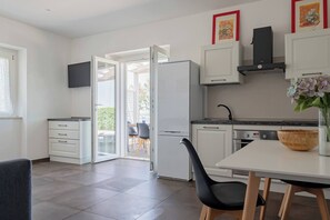 Fridge, oven, stovetop, coffee/tea maker