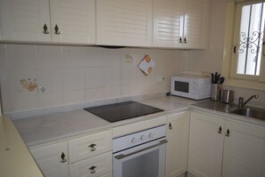 Een koelkast, een microgolfoven, een oven, een vaatwasser