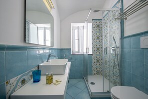 Bathtub, bidet, towels - Le Suites Della Principessa- Apartment in the heart of Ravello (Ravello)