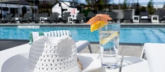 Colonial Hotel & Suites - Standard Queen 