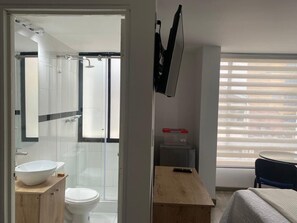 Shower, towels, soap, shampoo - Alojamiento Privado, Céntrico y Confortable: ¡Tu Hogar Lejos de Casa! (Bogotá)